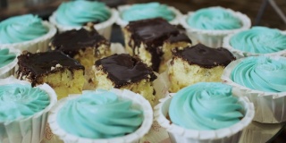 绿松石蛋糕和巧克力芝士蛋糕的特写