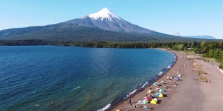 无人机拍摄的奥索尔诺火山和湖泊