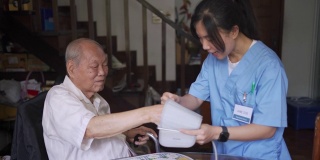 医务工作者在家给老年人测血压。出诊的概念