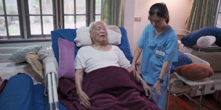 家庭护士帮助老年男病人起床