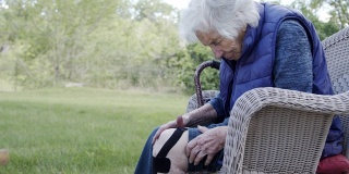 简介拍摄的老年白人妇女的膝盖关节炎疼痛正午户外在夏天
