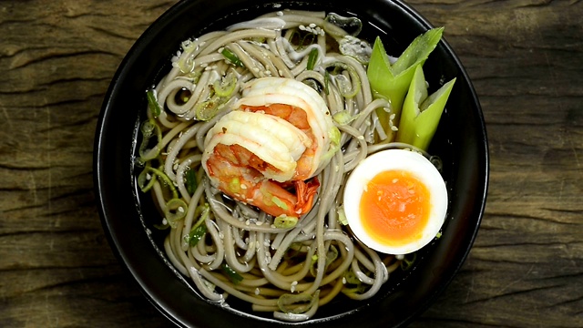 虾仁面，煮蛋，酱油，日本料理