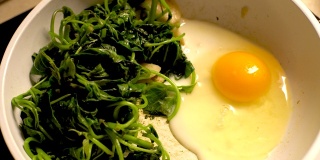 鸡蛋单面吐司早餐配蔬菜