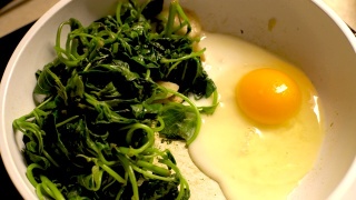 鸡蛋单面吐司早餐配蔬菜视频素材模板下载