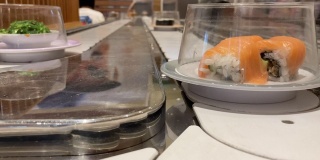 “传送带”日本生鱼片餐厅的寿司