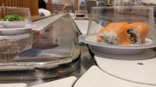 “传送带”日本生鱼片餐厅的寿司视频素材模板下载