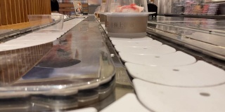 寿司在传送带日本生鱼片餐厅特写
