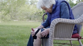 简介拍摄的老年白人妇女的膝盖关节炎疼痛正午户外在夏天视频素材模板下载