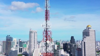 5G电信塔在城市上空视频素材模板下载
