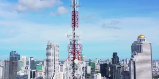 5G电信塔在城市上空