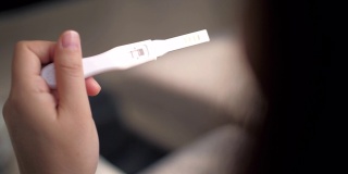 妇女的手妊娠测试呈阳性
