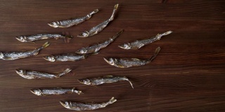 干胡瓜鱼在木桌上的水里形成鱼群。