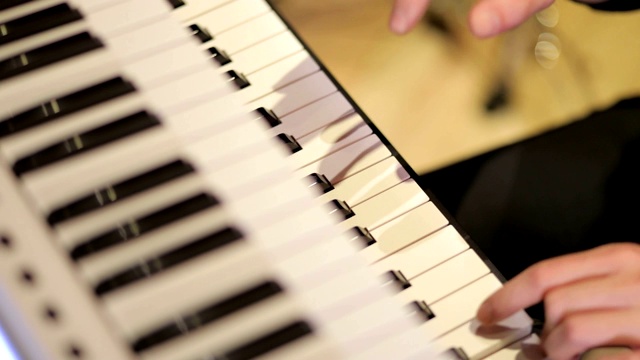 音乐家手弹奏钢琴的特写