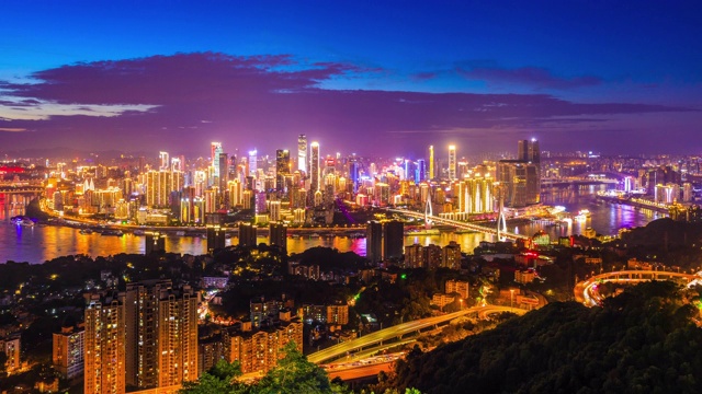 夜晚的重庆天际线和城市建筑，中国。