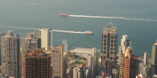 香港港口的高楼大厦与船只在平静的海水上疾驶-慢速