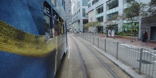 双层电车在路上行驶，停在人行横道上在香港-全滚动镜头