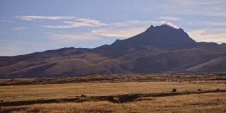 厄瓜多尔科托帕希国家公园的田野和山景