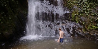 厄瓜多尔马什皮云森林的木兰瀑布上，一名男子正在洗澡。中枪