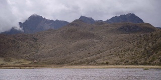 在多云的日子里，厄瓜多尔的Limpiopungo湖上的Ruminawi火山的山景
