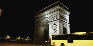 巴黎，夜晚的凯旋门。明亮的灯光，黑暗的天空