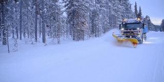 在芬兰拉普兰的乡村道路上铲雪