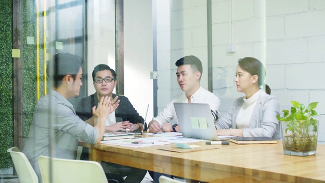 一群商务人士在办公室开会