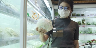 女人带着面具在超市VR购物，智能眼镜AR技术展示营养数据未来资讯。未来物联网大数据，云数据技术增强现实5G在线互联网生活方式