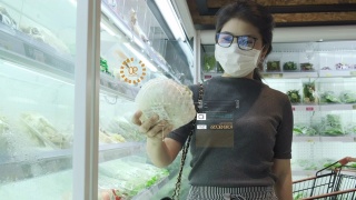 女人带着面具在超市VR购物，智能眼镜AR技术展示营养数据未来资讯。未来物联网大数据，云数据技术增强现实5G在线互联网生活方式视频素材模板下载