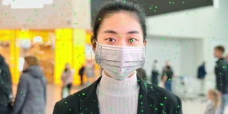 亚洲女性戴着医用口罩防护冠状病毒，害怕感染，在购物中心，看着摄像头，细菌四处飞，红色危险信号。人,保持距离
