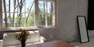 大型工作室空间，白色全景和大窗户透出的自然光。