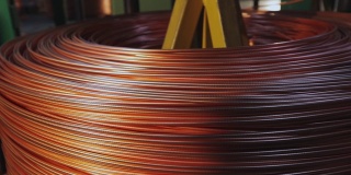 一个在电缆工厂绕组铜电缆的特写。电缆制造