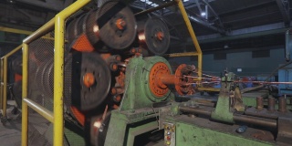 机器在工厂里混合铜线。工厂用于生产电缆。混合器铜线。一个铜电缆的特写。
