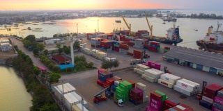 空中的超时间流逝-繁忙的工业港口的日落景象。无缝运输路线供应链的尺寸，集装箱通过起重机装载到工业港口的大型货船上
