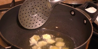 用热油锅煎炸薯条。