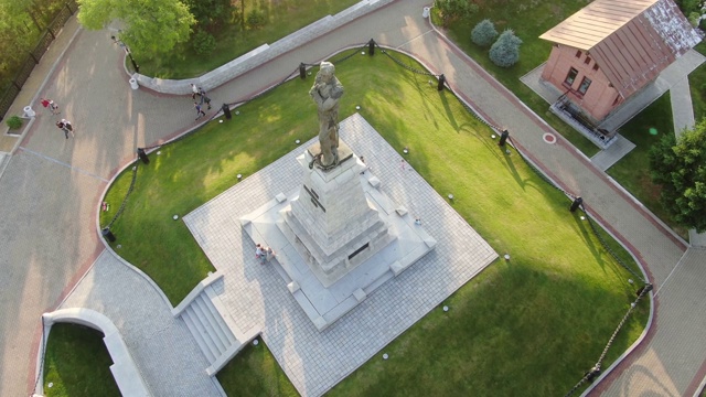 俄罗斯，哈巴罗夫斯克，2019年8月:无人机俯瞰穆拉维约夫-阿穆尔斯基的悬崖和纪念碑。阿穆尔河堤岸。
