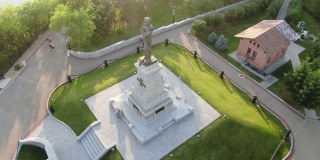 俄罗斯，哈巴罗夫斯克，2019年8月:无人机俯瞰穆拉维约夫-阿穆尔斯基的悬崖和纪念碑。阿穆尔河堤岸。
