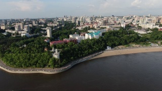 俄罗斯，哈巴罗夫斯克，2019年8月:无人机俯瞰穆拉维约夫-阿穆尔斯基的悬崖和纪念碑。阿穆尔河堤岸。视频素材模板下载
