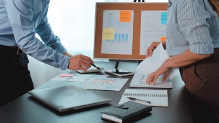 共同工作的企业企业家团队会计投资和节约成本讨论新的计划财务图表数据视频素材模板下载
