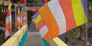 亚洲一座佛教寺庙里的彩旗