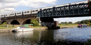 火车在晴天在大桥和运河上行驶
