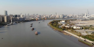 在上海市中心的黄浦江上有许多驳船和船只。