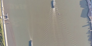 无人机拍摄的内河运输线上的货船。