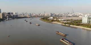 在上海市中心黄浦江上的驳船和船只。