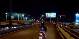 在越南胡志明市西贡的交通，时间推移的时间镜头，人，生活，交通，立交桥，霓虹灯，摩托车