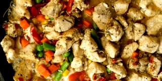 鸡柳切成细块，用香料腌制，放入热锅中，用滚烫的油煎，与蔬菜一起准备炖菜。