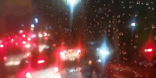 夜景散焦交通与雨。