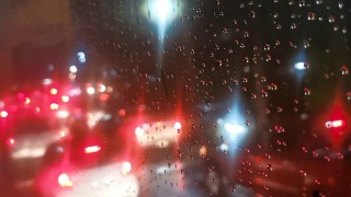 夜景散焦交通与雨。视频素材模板下载