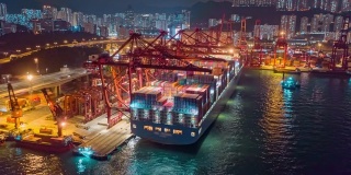4K Time Lapse或Hyper Lapse:货柜货轮在码头商埠或货柜仓库，在夜间以香港城市景观进行商业物流、进出口、航运或运输。