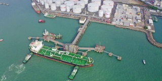 鸟瞰图拖船拖油船装载码头为运输石油或能源的概念背景。