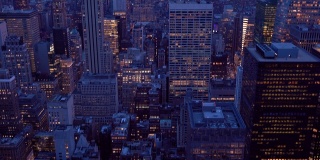 向上倾斜:高角度的曼哈顿纽约日落。美国的生活方式，城市景观地标和旅游理念。